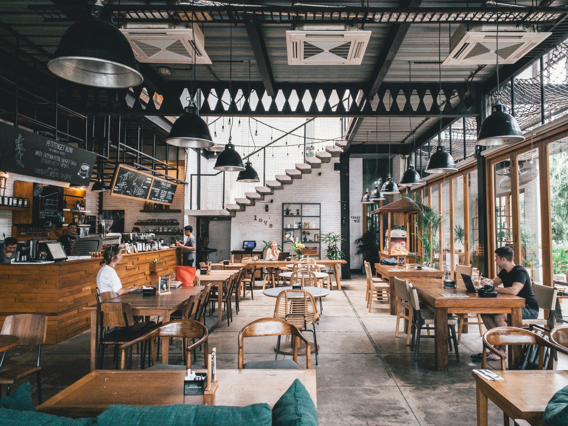 Interieur eines rustikalen Cafés mit Holztischen