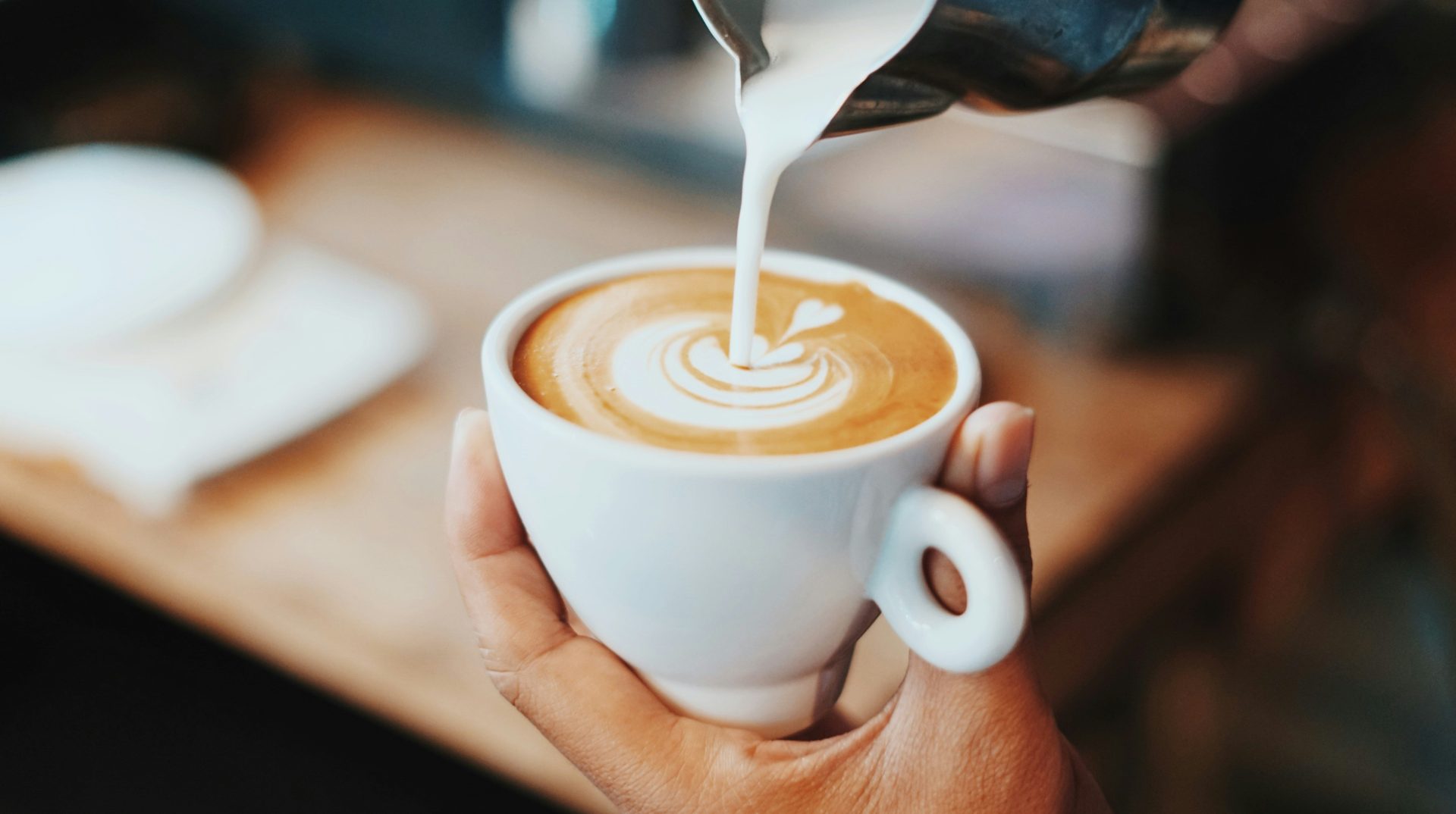 Person, die Latte Art herstellt